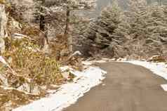 多风的雪多雾的湿滑的泥泞的平一步喜玛拉雅山路冬天天哪马纳利高速公路查谟克什米尔印度亚洲