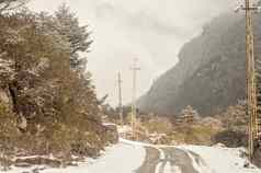 多风的雪多雾的湿滑的泥泞的平一步喜玛拉雅山路冬天天哪马纳利高速公路查谟克什米尔印度亚洲