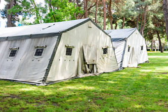 大帐篷部紧急的情况下铺设草坪上森林种植园