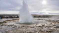 喷泉喷发冰岛生产大飞溅热水
