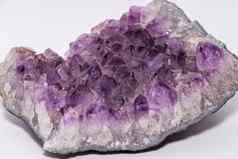 大晶洞发现欧洲白色紫色的晶体内部孤立的