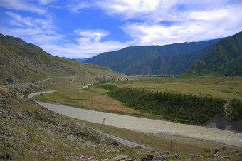 风景如画的谷山沥青路狂风暴雨的河穿越农村楚雅河阿尔泰西伯利亚俄罗斯景观