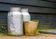 农业背景古董农场设备金属牛奶罐生锈的桶