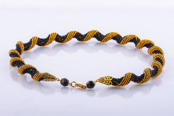 小手工制作的串珠手镯使黑色的黄金珠子
