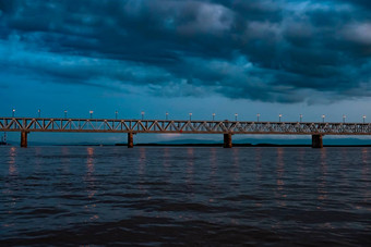 桥黑龙江河日落俄罗斯哈巴罗夫斯克照片中间河