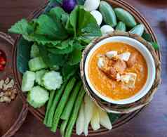 咸蛋辣椒浸新鲜的蔬菜泰国食物