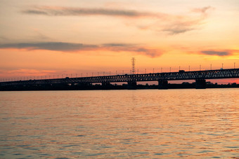桥黑龙<strong>江河</strong>日落俄罗斯哈巴罗夫斯克照片中间河