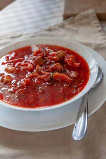 传统的乌克兰番茄罗宋汤汤酸奶油白色板表格视图
