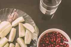令人愉快的服务石榴树莓切片番石榴猕猴桃水果美味的健康的早餐水果木托盘灰色背景孤立的前视图吃水果早....