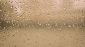 <strong>雨滴</strong>表面湿窗口玻璃放多雨的季节摘要背景自然模式<strong>雨滴</strong>孤立的户外多云的环境