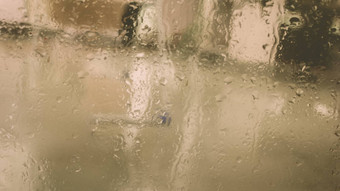 <strong>雨滴</strong>表面湿窗口玻璃放多雨的季节摘要背景自然模式<strong>雨滴</strong>孤立的模糊的城市户外多云的环境