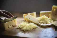 女人减少片奶酪烹饪刀厨房人使食物奶酪概念