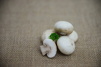 新鲜的食用香草<strong>蘑菇</strong>蔬菜厨<strong>房</strong>新鲜的<strong>蘑菇</strong>蔬菜烹饪概念