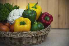 新鲜的各种蔬菜篮子准备好了煮熟的厨房蔬菜使食物背景复制空间概念