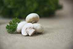 新鲜的食用香草蘑菇蔬菜厨房新鲜的蘑菇蔬菜烹饪概念