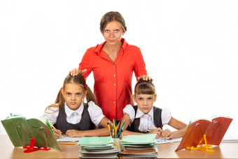 愤怒的老师站学生坐着桌子上把手头孩子们