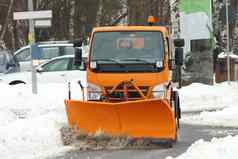 冬天服务车辆重雪压使用在一位老人降雪量