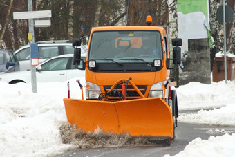 冬天服务车辆重雪压使用在一位老人降雪量
