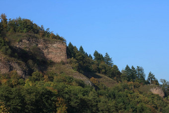 mid-mountain景观树蓝色的天空Mittelgebirgs风景用bumen和blauem天空