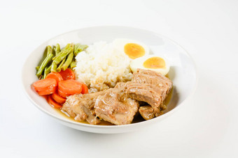 烤猪肉肋骨大米煮熟的蛋蔬菜