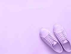 紫罗兰色的运动鞋紫罗兰色的背景复制空间