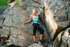 美丽的女人登山者岩石山冒险极端的体育运动概念