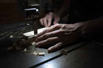 卡彭特构建器工作电拼图木木工切割一块木