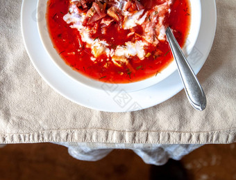 传统的乌克兰番茄罗宋汤汤酸奶油白色板表格视图