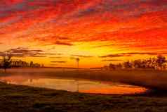 燃烧的红色的日出天空农村景观澳大利亚