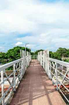 铁路脚桥简单的被称为桥铁路站平台完整的乘客通过铁路站平台南倒车铁路加尔各答印度