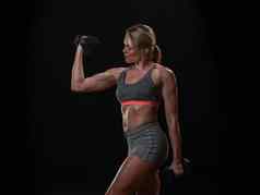 肌肉发达的女人提升权重