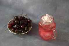 完整的飞碟成熟的樱桃玻璃杯子樱桃汁冰
