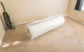 公寓大小卧室roll-packed春天床垫地毯地板上