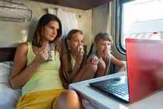 妈妈饮料茶孩子们吃冰奶油火车移动PC