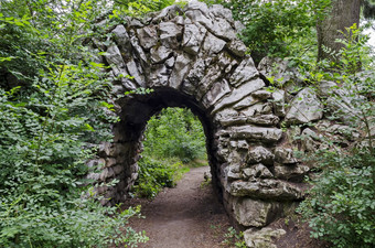 视图被遗弃的假山石头拱毛茸茸的植物自然西公园