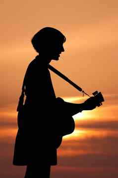 女孩唱戏剧吉他日落