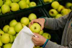 孩子们的手把苹果袋棉花超市可重用的环境购物袋浪费概念
