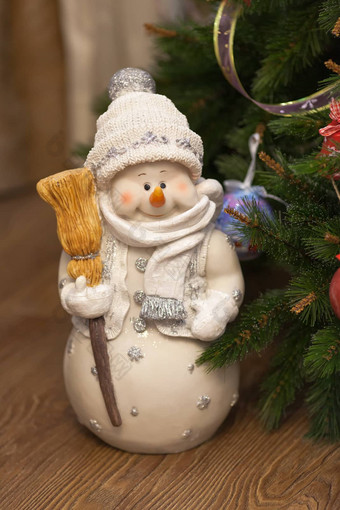 有趣的快乐雪人扫帚圣诞节树晚上时间自制的节日舒适的大气前面视图垂直