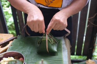 女人自然材料香蕉树使包装食物