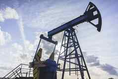 生产石油石油钻井平台蓝色的天空背景