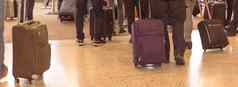 全景特写镜头回来视图拥挤的集团旅行者等待板载西雅图机场