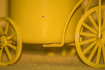 黄色的轮盈方黄色的背景