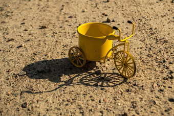 黄色的玩具自行车在户外