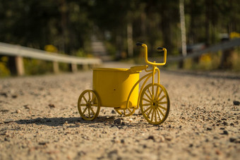 黄色的玩具自行车在户外
