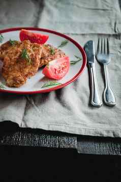 多汁的只排西红柿白色板简单的光亚麻背景服务叉刀