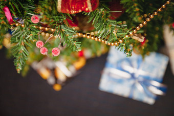 各种包装礼物包厢里装饰圣诞节树生活风格