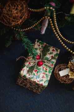 各种包装礼物包厢里装饰圣诞节树生活风格