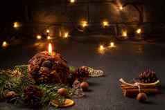 圣诞节作文装饰蜡烛圣诞节树分支机构装饰黑暗背景模糊的灯