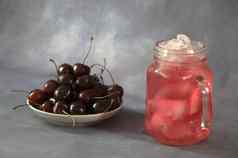 板群成熟的樱桃玻璃樱桃汁冰