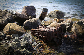 引擎生锈的岩石海滩环境污染